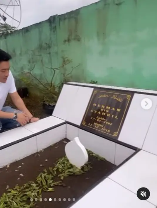 Ifan Seventeen, berjongkok di samping makam. Ia memanjatkan doa untuk sahabatnya, Herman. (Foto: Instagram/@ifanseventeen)