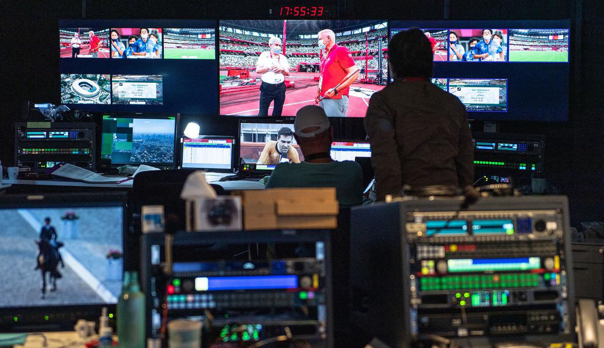 Pemandangan umum menunjukkan orang-orang yang bekerja di ruang kontrol kualitas gambar dari Olympic Broadcasting Services (OBS) di Pusat Siaran Internasional (IBC) di Tokyo pada 28 Juli 2021, selama Olimpiade Tokyo 2020. (AFP/Philip Fong)