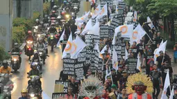 Dalam aksi tersebut mereka meminta manajemen untuk menghentikan pemutusan hubungan kerja (PHK) massal, Jakarta, Jumat (28/10). Serikat pekerja menolak alasan manajemen yang mem-PHK dengan tujuan tranformasi. (Liputan6.com/Angga Yuniar)