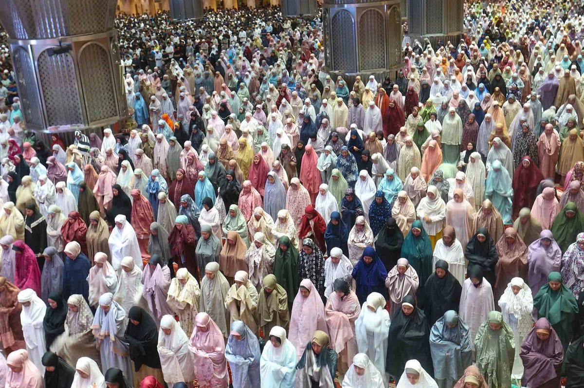 FOTO: Ribuan Jemaah Padati Masjid Istiqlal pada Tarawih Perdana Ramadan 1447 H