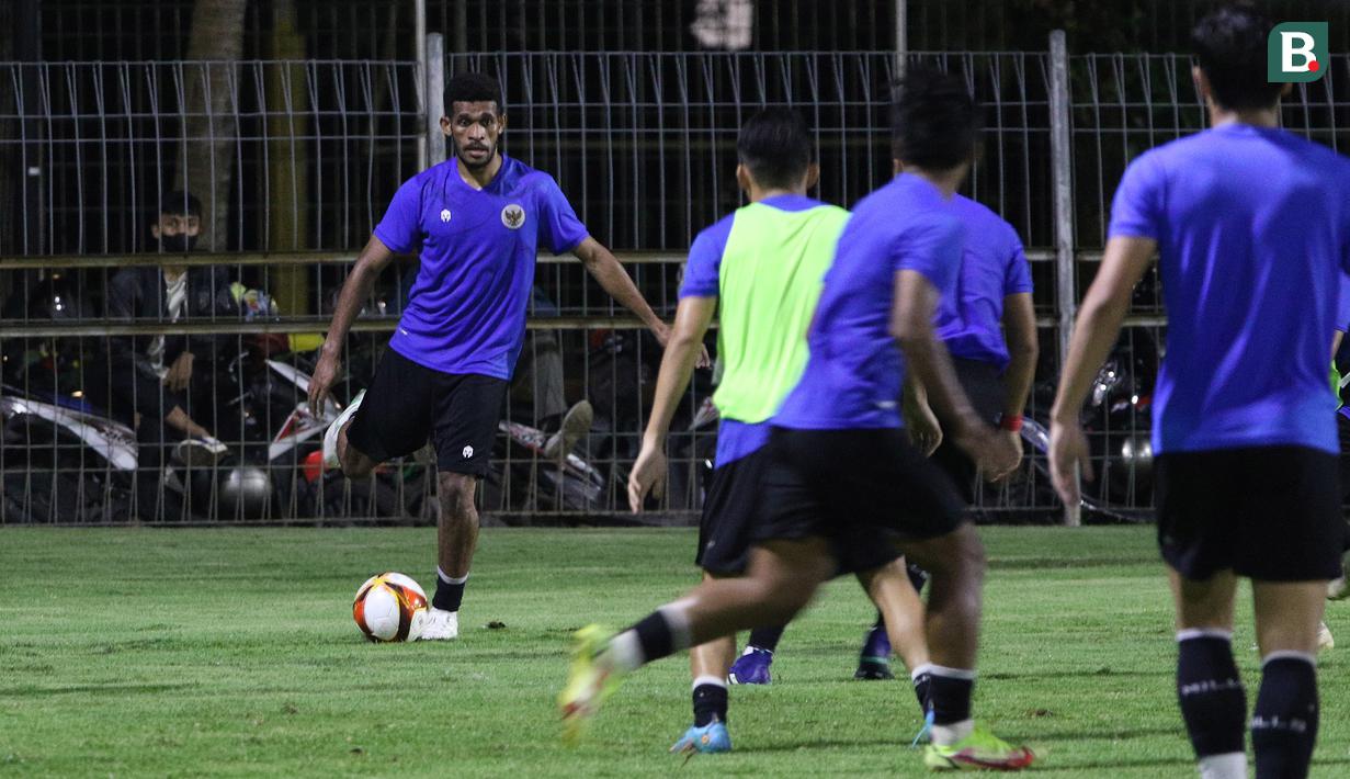 <p>Keberadaan Ricky Kambuay tentu sudah tak asing buat Shin Tae-yong. Pemain anyar Persib Bandung tersebut merupakan andalan Shin Tae-yong di Timnas Indonesia senior pada Piala AFF 2020. (Bola.com/Ikhwan Yanuar)</p>