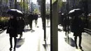 Orang-orang yang memakai masker untuk membantu mengekang penyebaran COVID-19 berjalan di sepanjang jalan perbelanjaan, Tokyo, Jepang, 29 Desember 2021. Kasus COVID-19 di Jepang meningkat lagi. (AP Photo/Eugene Hoshiko)