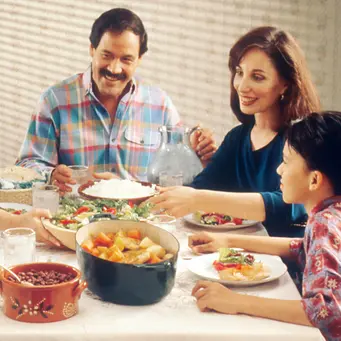 Berlibur di rumah dapat menghemat uang dan dapat digunakan untuk kebutuhan lain seperti memesan makanan online untuk keluarga. (Foto: Unsplash.com/National Cancer Institute)