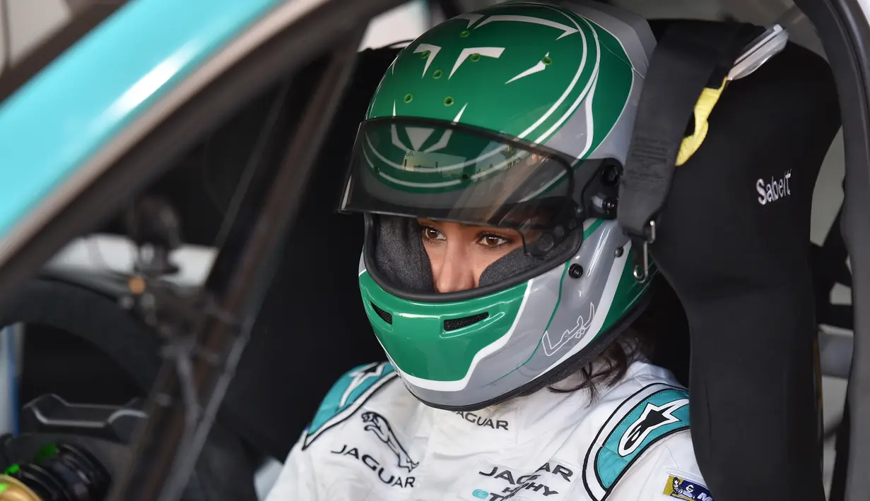 Pembalap perempuan pertama Arab Saudi, Reema al-Juffali, selama wawancara dengan AFP di Diriyah, Riyadh, 20 November 2019. Reema yang pertama kali balapan dalam TRD 86 Cup di Yas Marina pada 2019 itu ingin meneruskan kariernya di F4 British Championship sejak April 2019.  (FAYEZ NURELDINE/AFP)