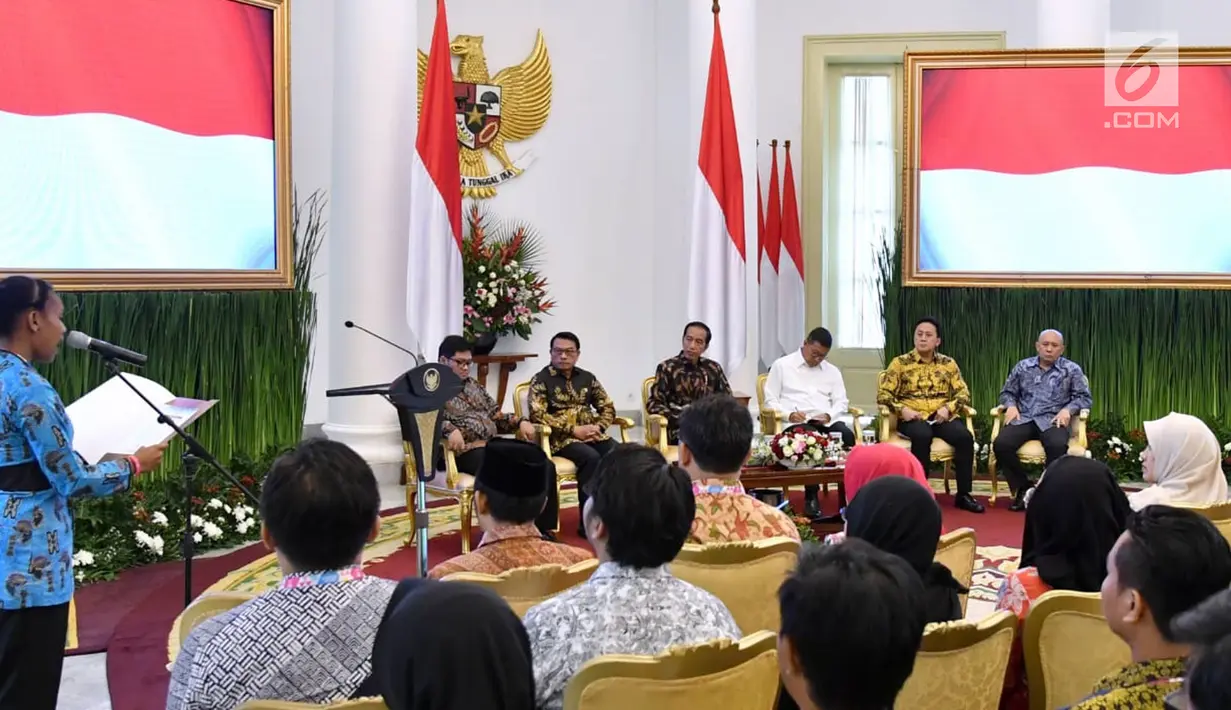 Presiden Joko Widodo mendengarkan salah satu Peserta Kongres Indonesia Millenial Movement Tahun 2018 membacakan deklarasi yang terdiri atas 6 butir di Istana Bogor, Jawa Barat, Senin (12/11). (Liputan6.com/Pool/Laily Rachev-Biro Pers Setpres)