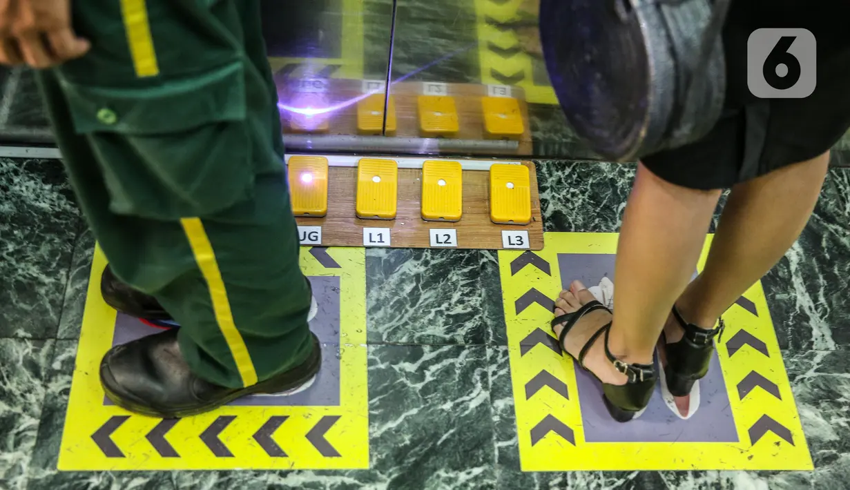 Karyawan mencoba fasilitas tombol lift dengan kaki di Mal Central Park, Jakarta, Rabu (3/6/2020). Selain menerapkan protokol kesehatan, pusat perbelanjaan juga menyediakan fasilitas pendukung 'physical distancing' sebagai persiapan operasional di era normal baru. (Liputan6.com/Faizal Fanani)