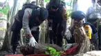 Warga Jombang digegerkan dengan penemuan bom raksasa yang masih aktif.