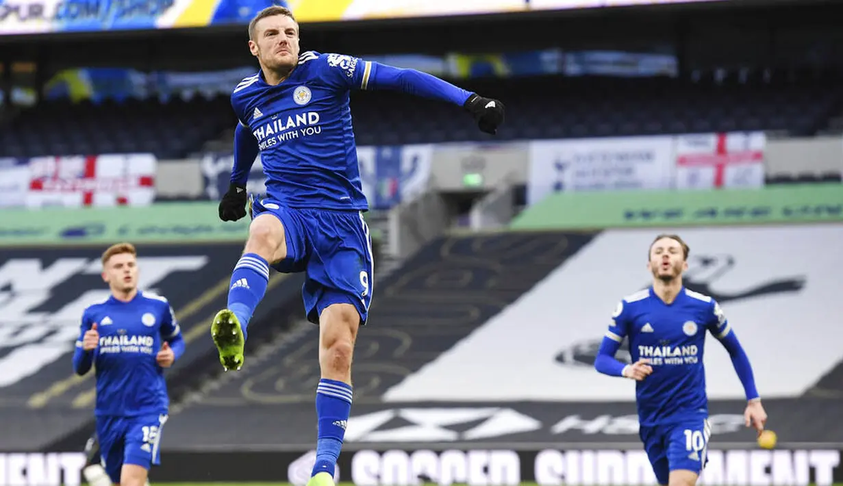 Striker Leicester City, Jamie Vardy, melakukan selebrasi usai mencetak gol ke gawang Tottenham Hotspur pada laga Liga Inggris di London, Minggu (20/12/2020). Leicester menang dengan skor 2-0. (Andy Rain/ Pool via AP)