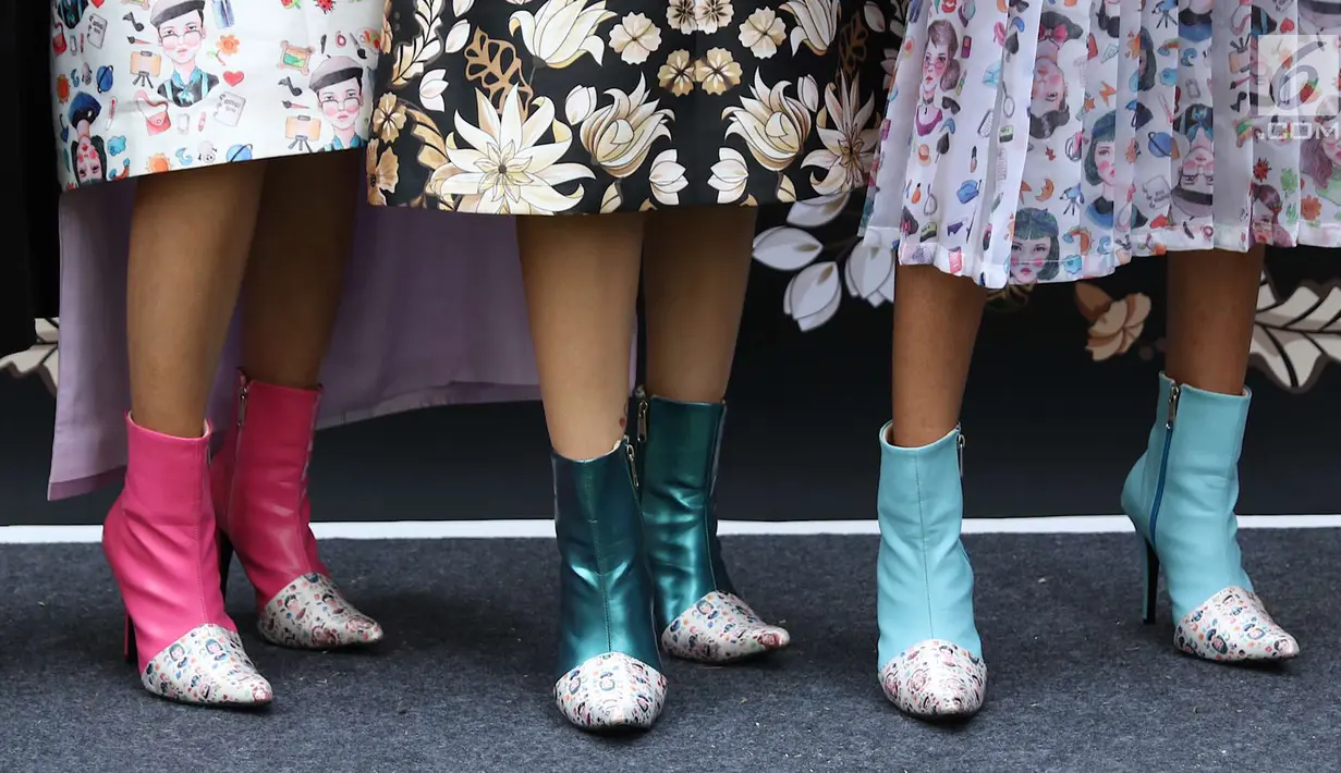 Sepatu para model saat mengenakan busana rancangan desainer Tities Sapoetra di Jakarta, Kamis (13/9). Tities diundang akan menunjukkan hasil rancangannya pada Fashion Division Paris Fashion Show Spring Summer 2019. (Liputan6.com/Immanuel Antonius)