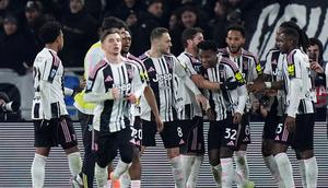 Para pemain Juventus merayakan gol yang dicetak Juan Cabal ke gawang Bologna pada lanjutan Liga Italia 2025/2026, Senin (15/12/2025) dini hari WIB. (Spada/LaPresse via AP)