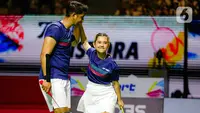 Selebritis Indonesia, Arya Saloka/Ziva Magnolya saat bermain bulu tangkis melawan Atu Zero/Atita Haris (Malaysia) pada pertandingan Tepuk Bulu 2023 di Istora Gelora Bung Karno, Jakarta, Jumat (17/11/2023). (Liputan6.com/Faizal Fanani)
