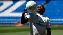 Penyerang baru Real Madrid, Vinicius Junior mengontrol bola dengan bahunya selama presentasi resmi dirinya di Stadion Santiago Bernabeu, Madrid (20/7). Vinicius sudah direkrut Madrid pada bursa transfer musim panas 2017. (AFP Photo/Pierre-Philippe Marcou)