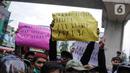 Warga Tanjung Priok membawa poster berisi aspirasi saat berunjuk rasa di depan Gedung Kemenkumham, Jakarta Selatan, Rabu (22/1/2020). Mereka menuntut Menkumham Yasonna Laoly minta maaf atas ucapannya yang menyebut Tanjung Priok adalah daerah miskin, kumuh, dan kriminal. (Liputan6.com/Faizal Fanani)