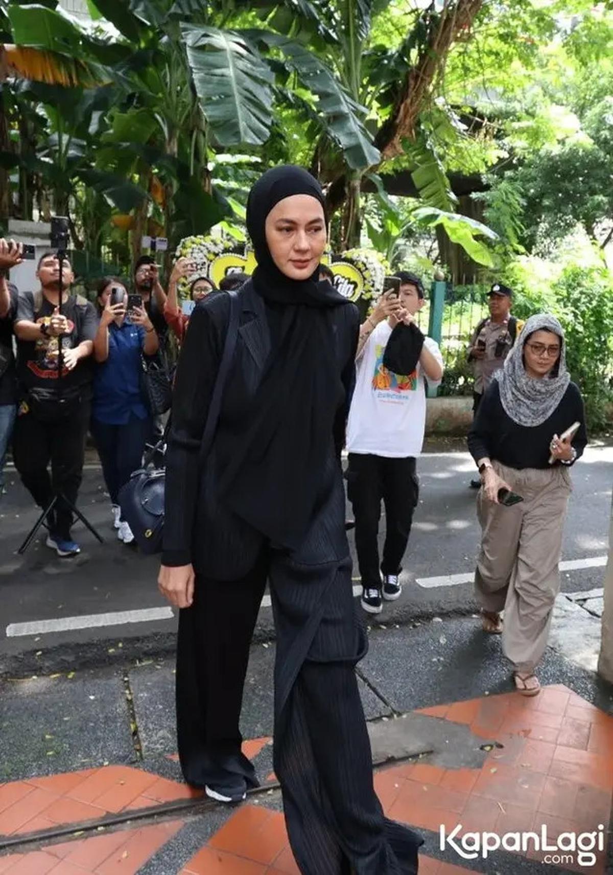 7 Potret Paula Verhoeven Melayat Ayah Baim Wong, Lepas Kepergian Mertua