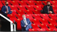 Sir Alex Ferguson menghadiri laga Manchester United melawan Southampton pada laga Premier League di Old Trafford, Selasa (14/7/2020). Mengenakan masker di bawah hidung, Sir Alex Ferguson jadi sorotan di media sosial. (AP/Clive Brunskill/Pool)