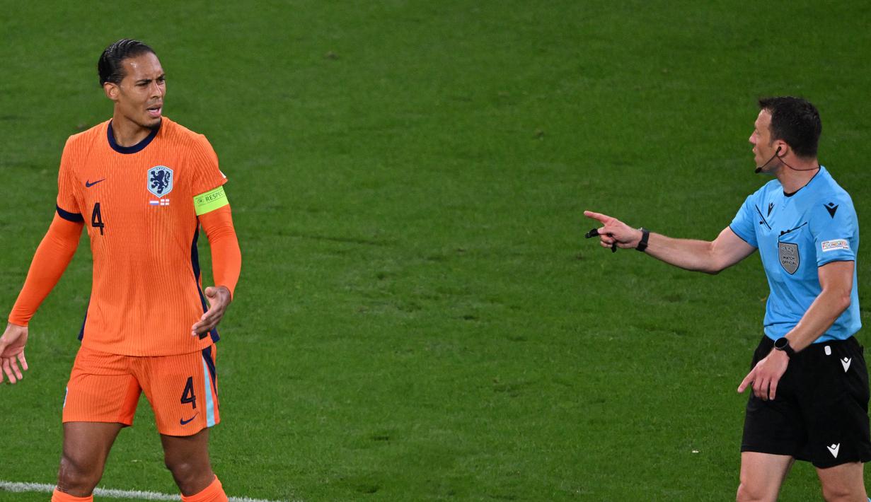 <p>Namun, Inggris berhasil membalikkan keadaan berkat penalti Harry Kane (18') dan Ollie Watkins (90+1'). (Kirill KUDRYAVTSEV / AFP)</p>