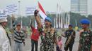 Kopral Bagyo, anggota Polisi Militer Angkatan Darat IV/Surakarta, bersiap melakukan aksi jungkir balik mengelilingi tugu Monas, Jakarta, Jumat (17/6). Aksi ini bagian dari kampanye bahaya narkoba dan HUT ke-70 POM AD. (Liputan6.com/Gempur M Surya)