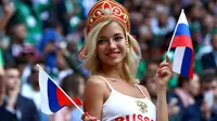 Natali Nemtchinova, artis bintang film dewasa saat mendukung Timnas Rusia di ajang Piala Dunia. (Bola.com/The Sun)
