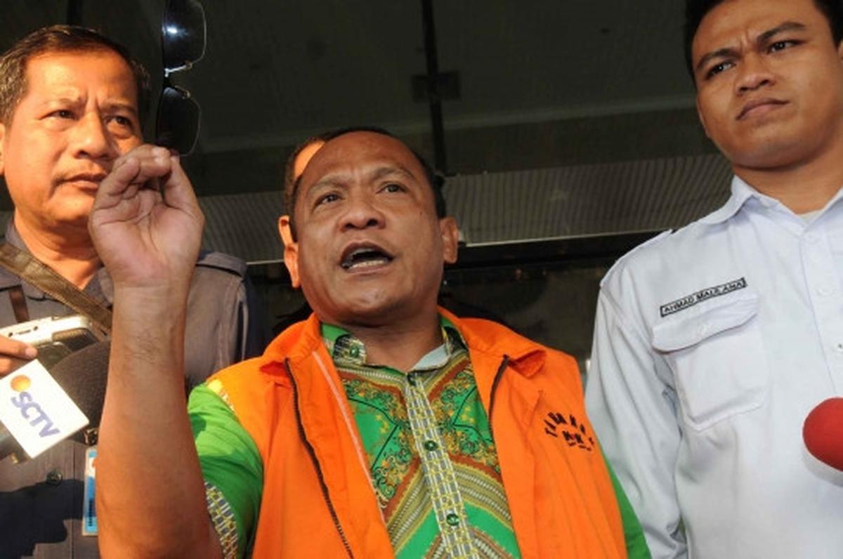 Usai diperiksa, tersangka Rusli Sibua pede keluar KPK pakai kacamata