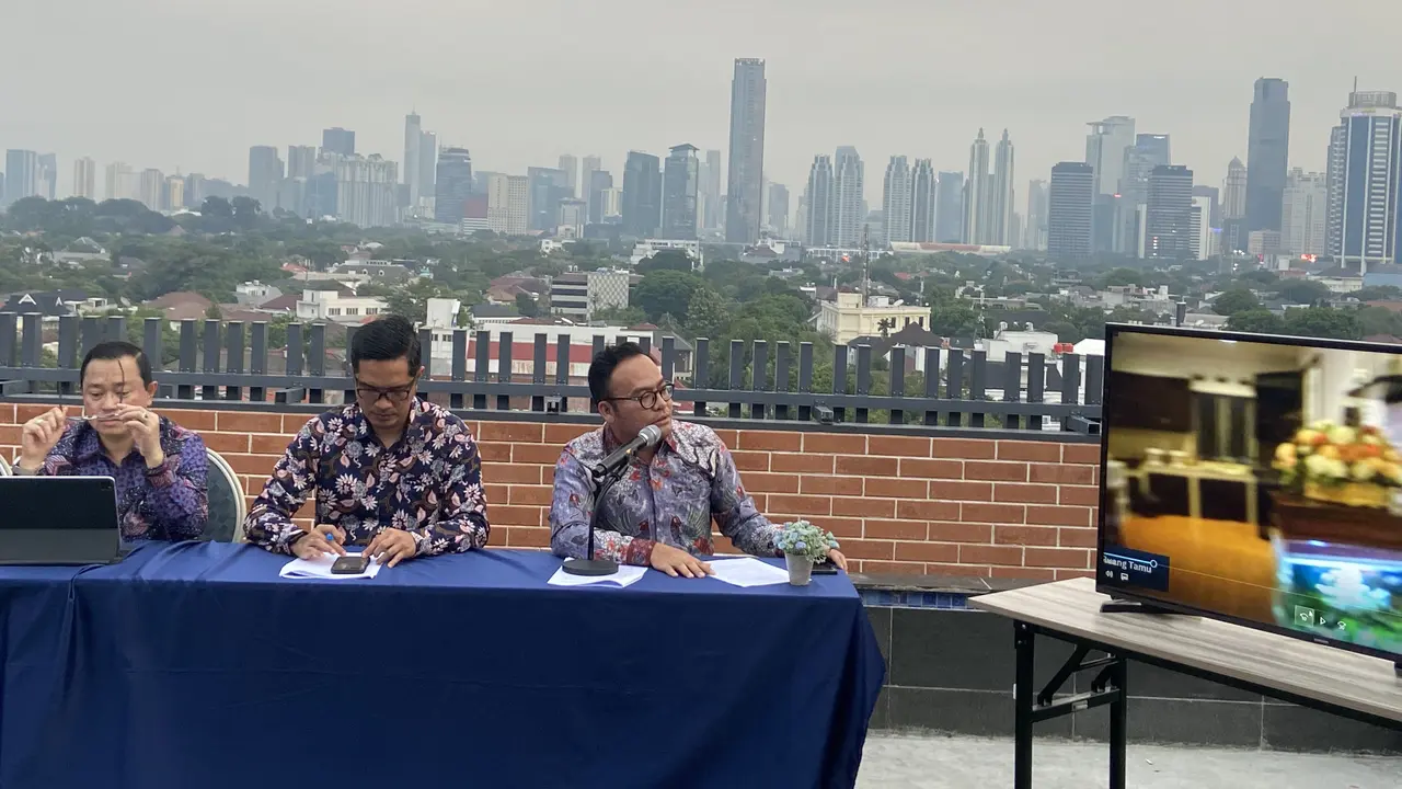Tim pengacara Tersangka Ferdy Sambo dan Putri Candrawathi menayangkan rekaman video suasana rumah Ferdy Sambo di Magelang, Jawa tengah. (Liputan6.com/Radityo Priyasmoro)