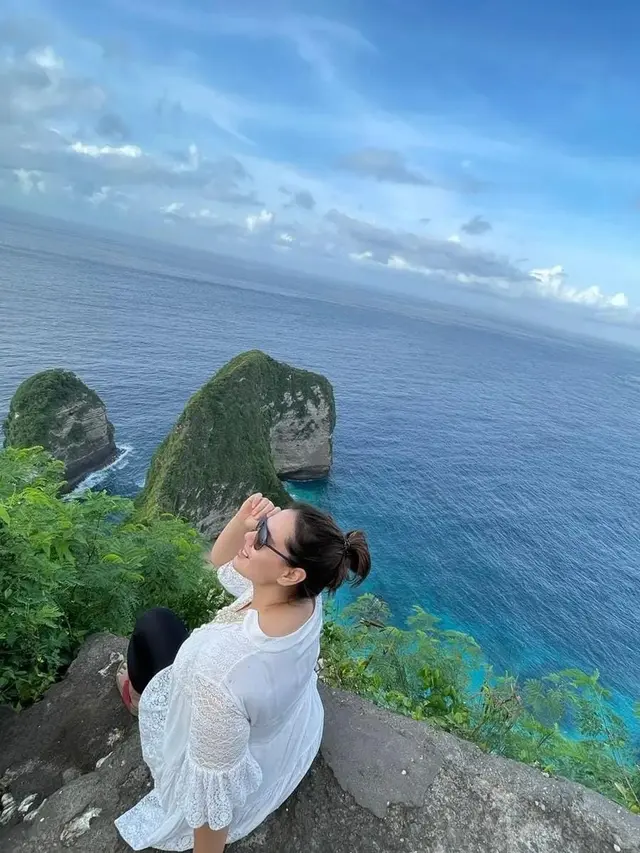 Hidup Cathrine Wilson terlihat lebih bahagia usai dipersunting Idham Mase