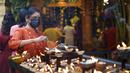 Umat Hindu menyalakan lampu minyak saat berdoa selama Festival Diwali di Kuil Batu Caves, Kuala Lumpur, Malaysia, Kamis (4/11/2021). Diwali adalah salah satu festival terpenting dalam agama Hindu, didedikasikan untuk penyembahan dewi kekayaan Lakshmi. (AP Photo/Vincent Thian)