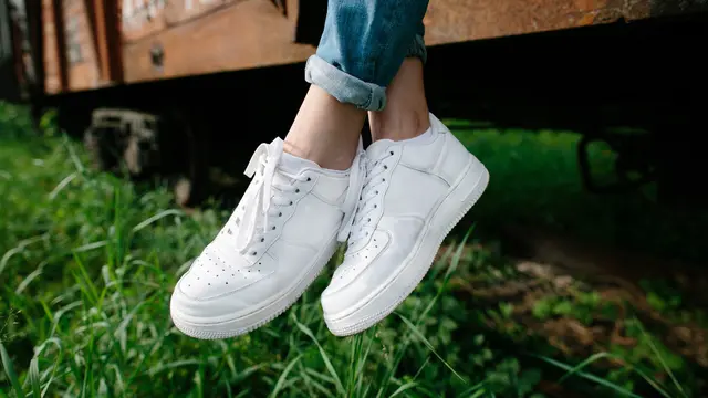 Tips Merawat Sneakers Putih Kesayangan, Biar Penampilan Tetap Standout