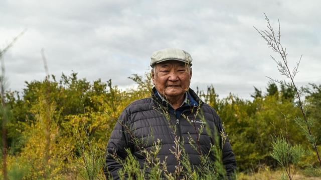 Potret Baaraduz di tengah kebunnya di Gurun Gobi, Mongolia. (Mai Khoi Insurance/Facebook)