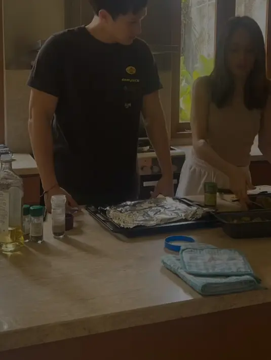 Cinta Laura dan Arya Vasco mulai berkrreasi di dapur. Mereka terlihat sudah mahir memasak.