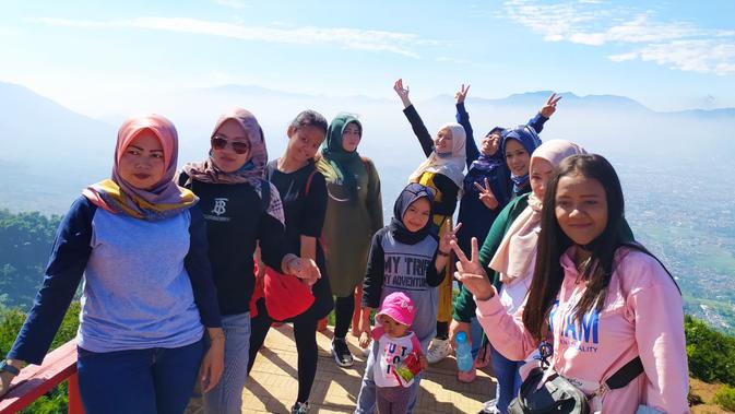 Berada dekat dengan awan di atas ketinggian, nuansa Bukit Intan Dewata di kaki Gunung Guntur, Garut seolah berada di atas awan. (Liputan6.com/Jayadi Supriadin)