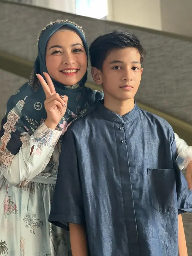 Hesti Purwadinata tampil berhijab