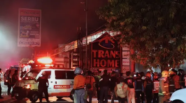 2 Orang Tewas dalam Kebakaran Trans Home Sleman