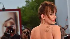 Aktris cantik Dakota Johnson berpose saat tiba menghadiri pemutaran film 'Black Mass' di Festival Film Venezia ke-72 di Italia (5/9/2015). Bintang film 'The Fifty Shades Of Grey' itu tampil sensual tanpa mengunakan bra. (AFP PHOTO/GIUSEPPE CACACE)