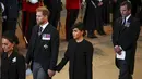 Pangeran Harry dan Meghan Markle menghadiri prosesi persemayaman mendiang Ratu Elizabeth II di Westminster Hall, London, 14 September 2022. (Phil Noble/Pool Photo via AP)
