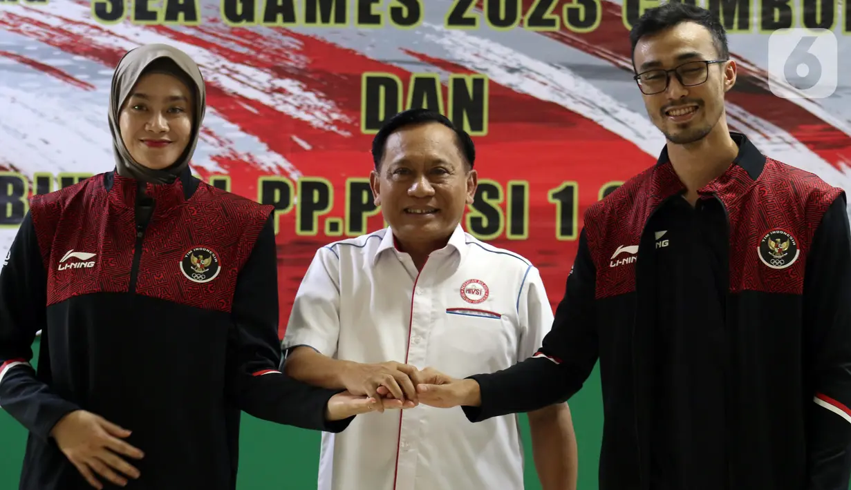 Ketua Umum PBVSI, Imam Sudjarwo (tengah) bersama Wilda Siti Nurfadilah Sugandi dan Nizar Zulfikar saat seremoni pelepasan kontingen menuju ajang SEA Games 2023 Kamboja di Padepokan Voli Jenderal Polisi Kunarto, Sentul, Jawa Barat, Sabtu (29/4/2023). (Liputan6.com/Helmi Fithriansyah)