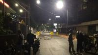 Warga menutup jalan menuju Salemba, Jakarta Pusat, pasca-polisi membuarkan paksa di YLBHI. (Liputan6.com/Moch Harun Syah) 