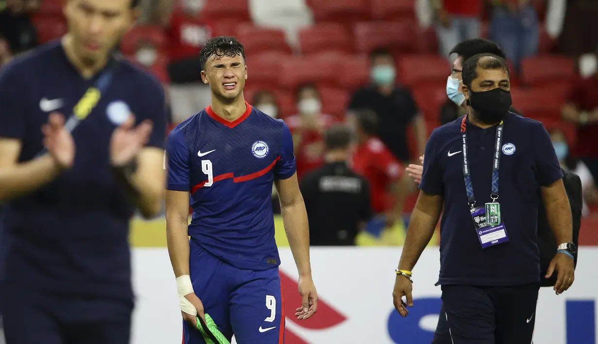 Ekspresi sedih dan kecewa pemain Singapura, Ikhsan Fandi usai dikalahkan Indonesia. Ia sempat menjadi kiper menggantikan Hassan Sunny yang mendapat kartu merah di akhir laga. (AP/Suhaimi Abdullah)