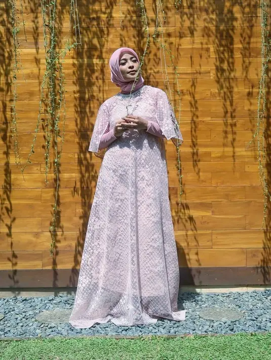Gayanya yang simpel bisa menjadi inspirasi kamu untuk belanja baju lebaran. (instagram/tantrisyalindri)