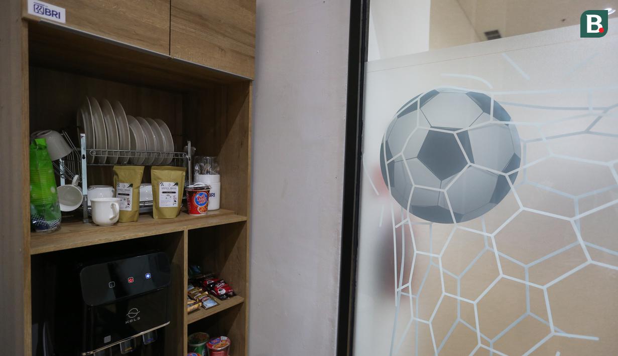 <p>Fasilitas makan dan minuman di media center PSSI Pers, GBK Arena, Senayan, Jakarta, Jumat (10/03/2023). (Bola.com/Bagaskara Lazuardi)</p>