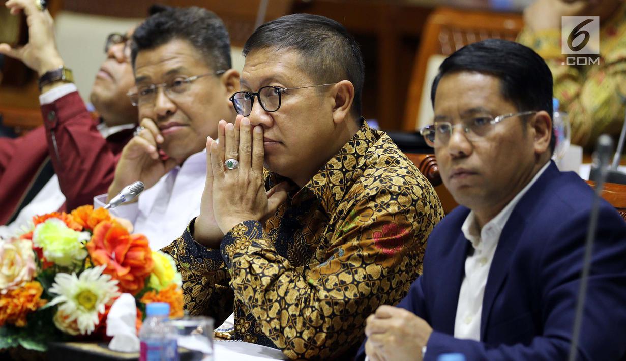 Menteri Agama Lukman Hakim Saifuddin saat mengikuti Raker dengan Komisi VIII DPR di Kompleks Parlemen, Senayan, Jakarta, Selasa (4/9). Raker tersebut membahas Rencana Kerja/Anggaran Kementerian Agama Tahun Anggaran 2019. (Liputan6.com/Johan Tallo)