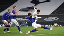 Striker Tottenham Hotspur, Son Heung-Min, melepaskan tendangan ke arah gawang Everton pada laga lanjutan Premier League di Tottenham Stadium, Selasa (7/7/2020) dini hari WIB. Tottenham menang 1-0 atas Everton. (AFP/Richard Heathcote/pool)