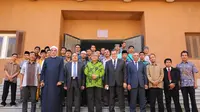 Duta Besar Indonesia untuk Mesir Helmy Fauzy, (tengah) bersama dengan mahasiswa baru asal Indonesia yang menuntut Ilmu di Universitas Al-Azhar Kairo. (KBRI Kairo)