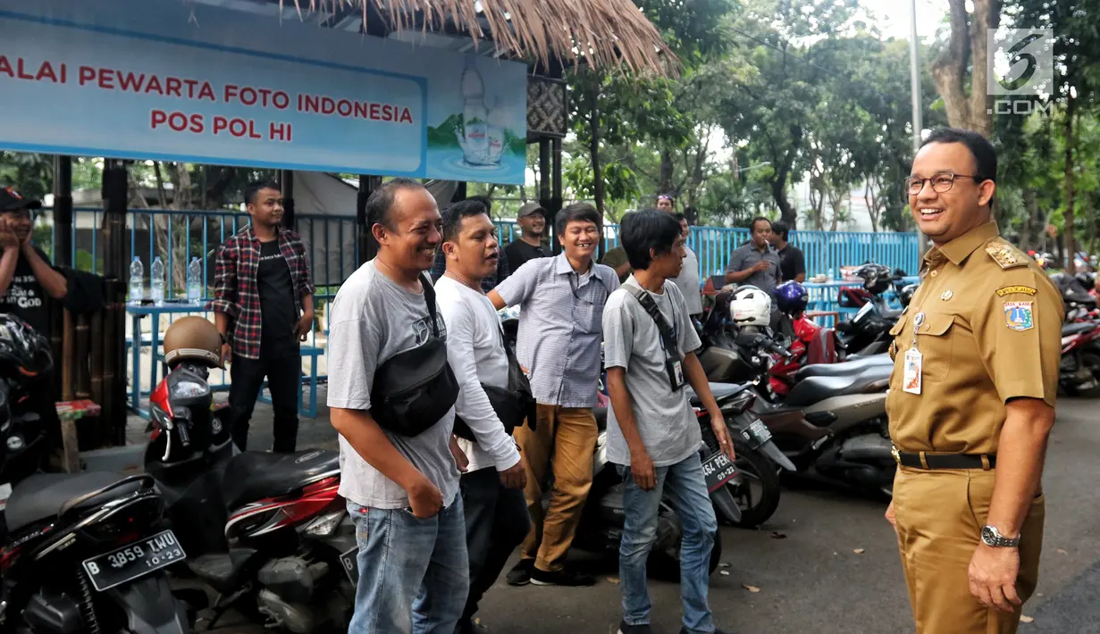 Gubernur DKI Jakarta Anies Baswedan berdiskusi dengan sejumlah pewarta foto di Balai Pewarta Foto Indonesia Pos Pol HI di Jakarta Pusat, Senin (22/4). Kedatangan Gubernur DKI Jakarta Anies Baswedan di Bundaran HI untuk melihat fasilitas publik di Jakarta. (Liputan6.com/Johan Tallo)