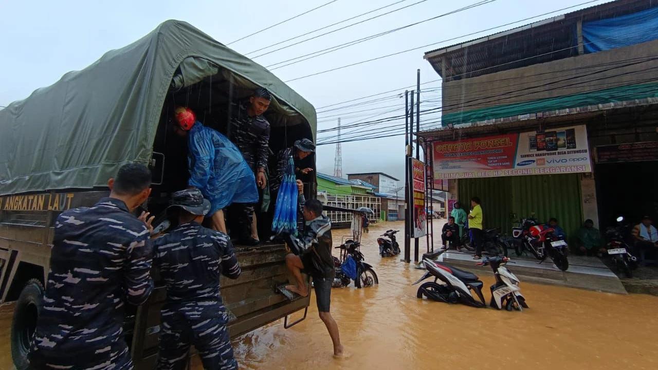 Sigap! Prajurit TNI AL Evakuasi Korban Banjir di Tapanuli Tengah