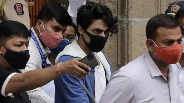 Aryan Khan (jaket biru) saat dibawa petugas untuk menjalani tes kesehatan. (AP Photo/Rajanish kakade)