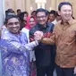 Soni Sumarsono (kiri) bersalaman dengan Basuki Tjahaja Purnama atau Ahok (kanan) dan wakilnya, Djarot Saiful Hidayat usai serah terima laporan nota singkat pelaksanaan tugas di Balai Agung DKI, Sabtu (11/2). (Liputan6.com/Immanuel Antonius)