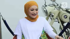 Nathalie Holscher  saat konferensi pers di kantor Ekomando Artist Management, Jakarta Timur, Senin (25/7/2022). Di tengah prahara rumah tangganya dengan komedian Sule, Nathalie Holscher resmi bergabung dengan Ekomando Management Artist yang berada dibawah naungan Eko Patrio per 21 Juli lalu. (Liputan6.com/Herman Zakharia)