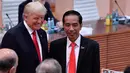 Presiden AS Donald Trump dan Presiden RI, Joko Widodo berpose saat bertemu di sela-sela KTT G20 di Hamburg, Jerman, (8/7). Sejumlah pemimpin negara berkumpul dalam KTT G20 pada 7-8 Juli 2017. (AFP Photo/John Macdougall) 