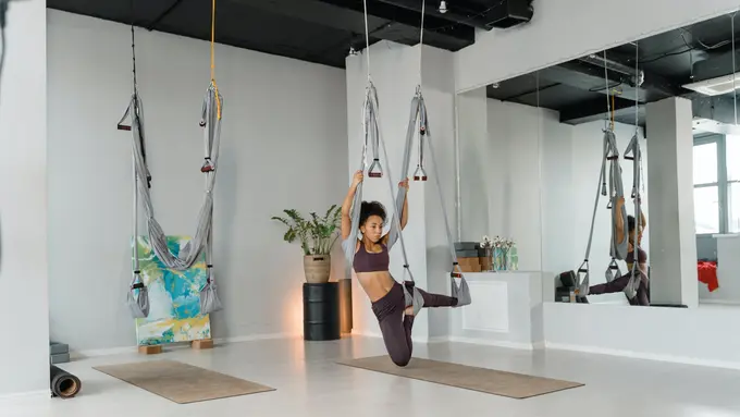 Yoga memiliki bentuk variasi lain bernama swing yoga
