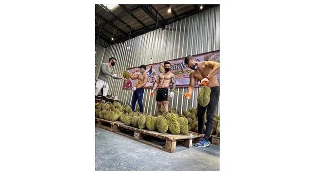 Aksi Viral Pelatih Gym Alih Profesi Jadi Penjual Durian